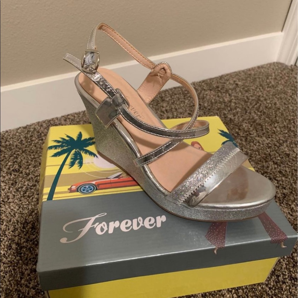 NWOT Women’s Silver Sandals